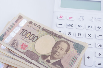 たくさんのお金と電卓