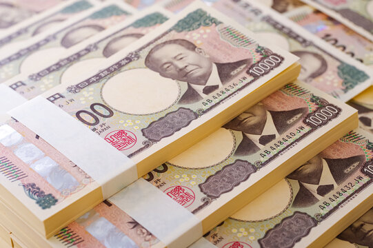たくさんの一万円札の札束