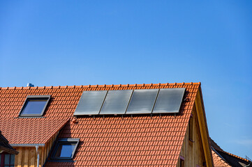 Solarthermieanlage auf rotem Hausdach