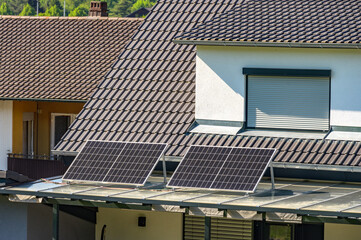 Balkonkraftwerk auf Terrassenüberdachung zur umweltfreundlichen Stromerzeugung