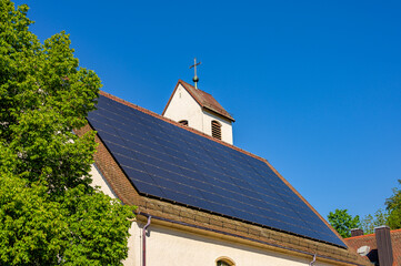 Kirchendach mit Solarzellen zur Erzeugung von Sonnenstrom
