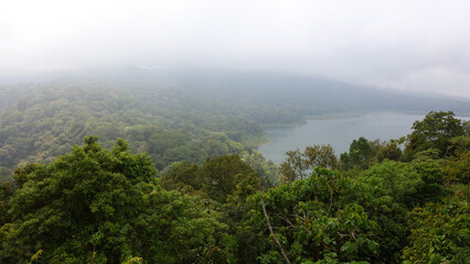 Mirador de los lagos gemelos,  Lago Tamblingan, Carretera Munduk-Wanagiri, Bali, Indonesia