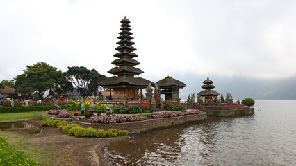 Naklejka premium Templo Ulun Danu Beratan o Bratan, Bali, Indonesia