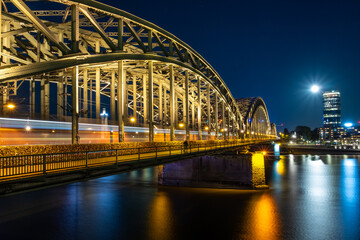 Obraz premium The Hohenzollern Bridge over the river Rhine in Cologne, Germany at night