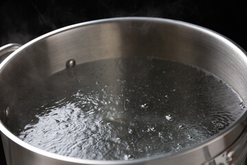 沸騰した鍋のお湯
