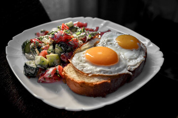 Scrambled eggs on toast with vegetables