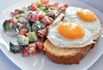 Scrambled eggs on toast with vegetables