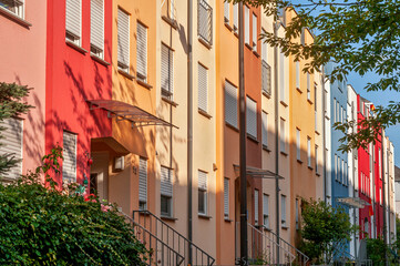 Bunte Häuserreihe angestrahlt im Abendlicht mit Schattenspiel in Frankfurt am Main