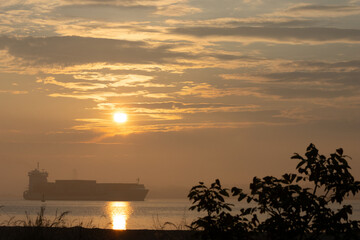 Fototapeta premium Container Schiff morgens am Falckensteiner Strand.