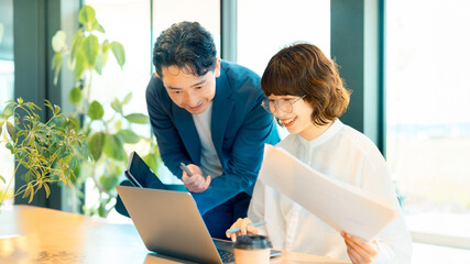 ミーティングをする男女の日本人ビジネスマン