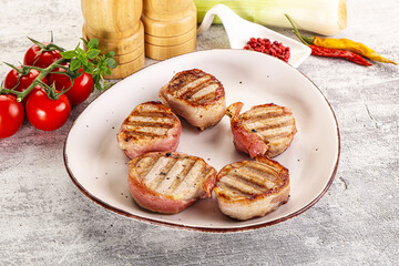 Grilled pork tenderloin with bacon