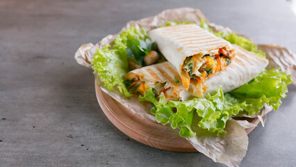 chicken with vegetables in pita bread