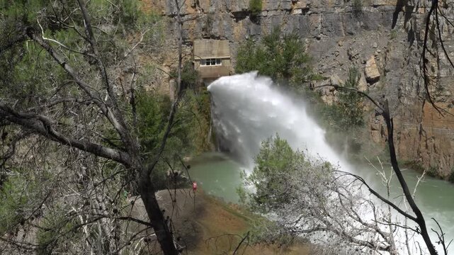 El Chorro, el espectacular aliviadero del Embalse de Aren&oacute;s , Montanejos, Valencia ,  Espa&ntilde;a