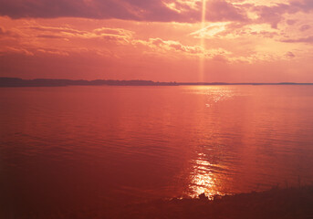 Obraz premium Sunset on the beach of summer river landscape light leak