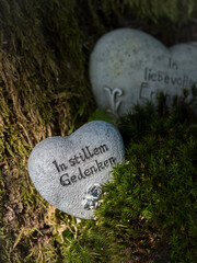 Schatten im Park, Friedhof, Trauer, Blumen, in stillem gedenken