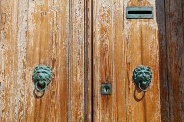 Porte d'entrée avec têtes de lion à Venise