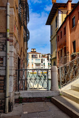 Maisons et pont sur les canaux de Venise en Italie