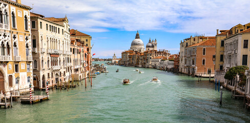 Maisons et pont sur les canaux de Venise en Italie