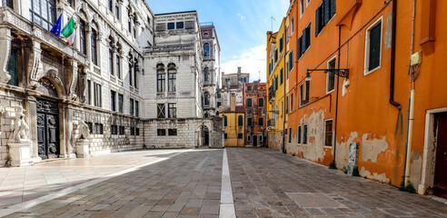 Photo horizontale de maisons color&eacute;es &agrave; Venise en Italie