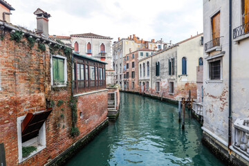 Maisons et pont sur les canaux de Venise en Italie
