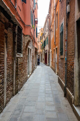 Ruelles &eacute;troites &agrave; Venise en Italie