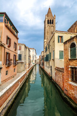 Maisons et pont sur les canaux de Venise en Italie