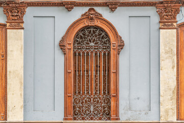 Obraz premium Wood carving decoration on a non-protected historical building of the Spanish colonial period in the historical center of Lima