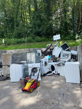 Defekte Waschmaschinen und Rasenm&auml;her auf einer Sammelstelle beim Recyclinghof