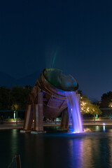 fuente de crisol en parque fundidora de noche, paseo santa lucia, monterrey