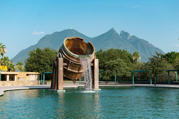 Fuente de crisol en Parque fundidora y el Cerro de la Silla al Fondo