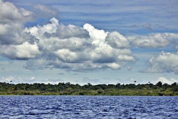 Amazonas unter Wolkenhimmel