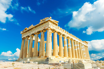 Obraz premium The historic Acropolis in Athens, Greece, under a bright blue sky.
