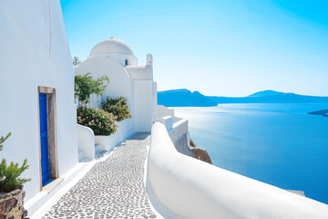 Obraz premium The picturesque island of Santorini with white and blue houses, Greece.