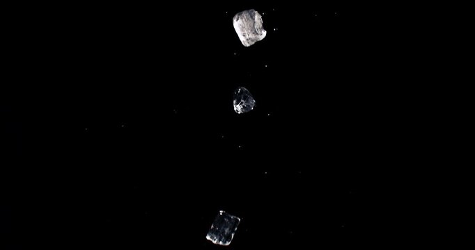 Super slow-motion footage of ice cubes splashing in water at 900 fps, revealing stunning details and suitable for VFX