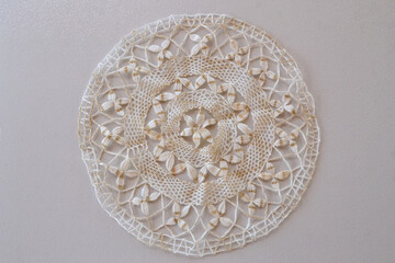 Renda branca redonda de algodão. Artesanato de renda de bilros em formado de circulo vista do alto