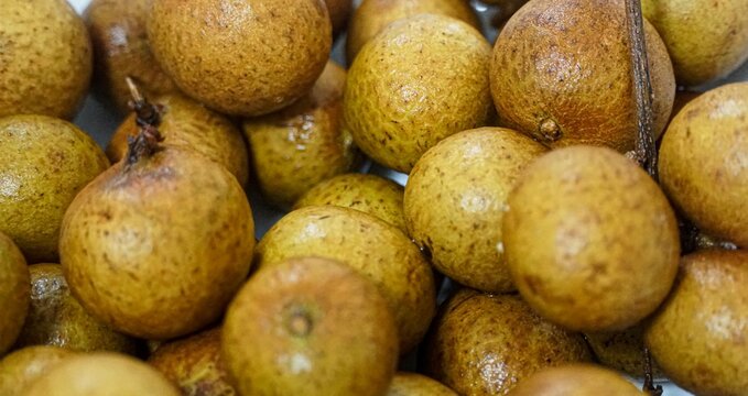 Lichia branca, longana ou olho de drag&atilde;o, frutas expostas emuma feira asi&aacute;tica.