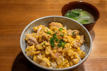 心温まる親子丼と味噌汁