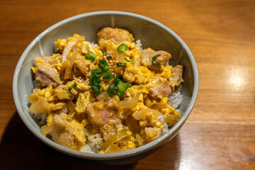 心温まる親子丼と味噌汁