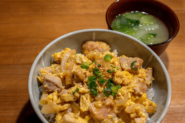 心温まる親子丼と味噌汁