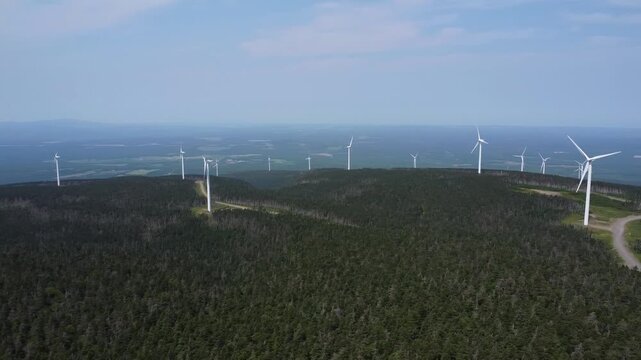 Atterrissage de drone au travers d'un parc &eacute;olien au sommet des montagnes brumeuses, verdoyantes & luxurieuses des Monts Chics-Chocs. Parc &eacute;olien du Lac Alfred, Vall&eacute;e de la Matap&eacute;dia, Qu&eacute;bec, Canada.