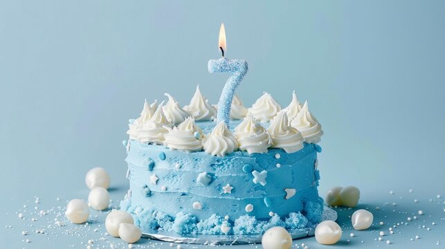 Torta di crema celeste con una candela accesa per festeggiare i 7 anni