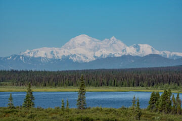 Obraz premium George Parks Highway, Cantwell, Alaska. Denali / Mount McKinley, is the highest mountain peak in North America 
