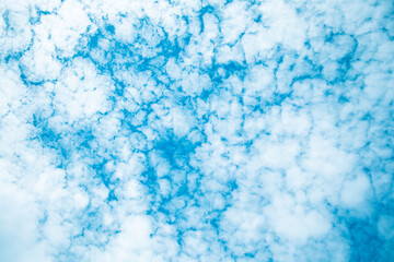 空とまだらな雲