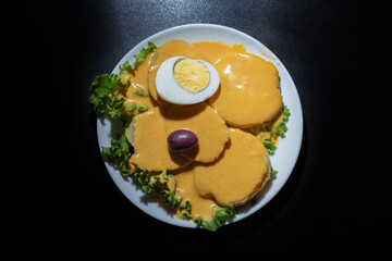 plato de comida típica peruana, papa a la huancaína, vista cenital 