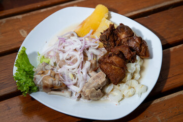 Plato de Chicharrones con ceviche de patitas de cerdo, comida peruana