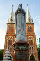 Obraz premium Statue Of Virgin Mary In Front Of Notre-Dame Cathedral Basilica Of Saigon In Ho Chi Minh City, Vietnam.