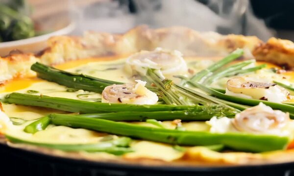 quiche aux saint-jacques et asperges vertes, en gros plan. 4k video