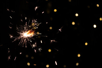 Obraz premium shiny fire sparkler on dark background