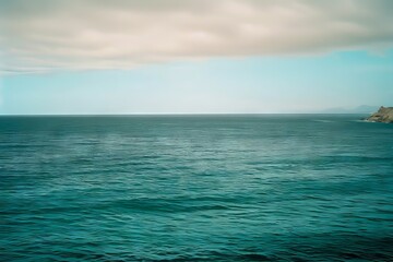 Obraz premium A view of the ocean from the top of a hill