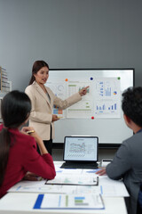 Meeting to present the Finance Executive business team. Discuss meetings to plan work, investment projects, analysis strategies, and discuss financial graphs and company budgets in the office.